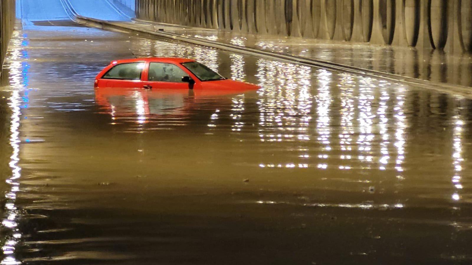 Un cotxe atrapat en un pas inferior a la ciutat de València Un cotxe atrapat en un pas inferior a la ciutat de València