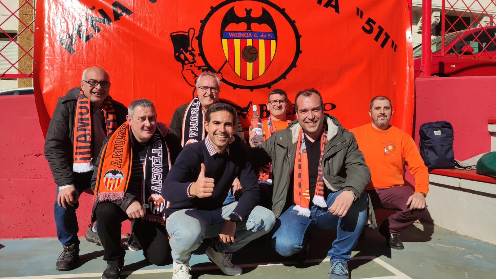 El nostre company, Josevi Sánchez, amb els membres de la penya valencianista 511 de Bilbao