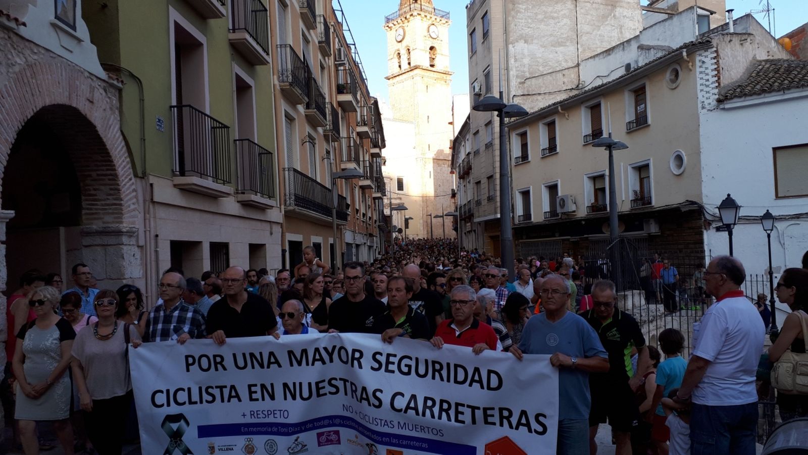 Desenes de vianants i ciclistes han participart en la manifestació de Villena
