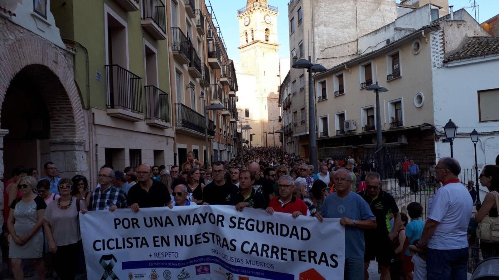 Desenes de vianants i ciclistes han participart en la manifestació de Villena Desenes de vianants i ciclistes han participart en la manifestació de Villena