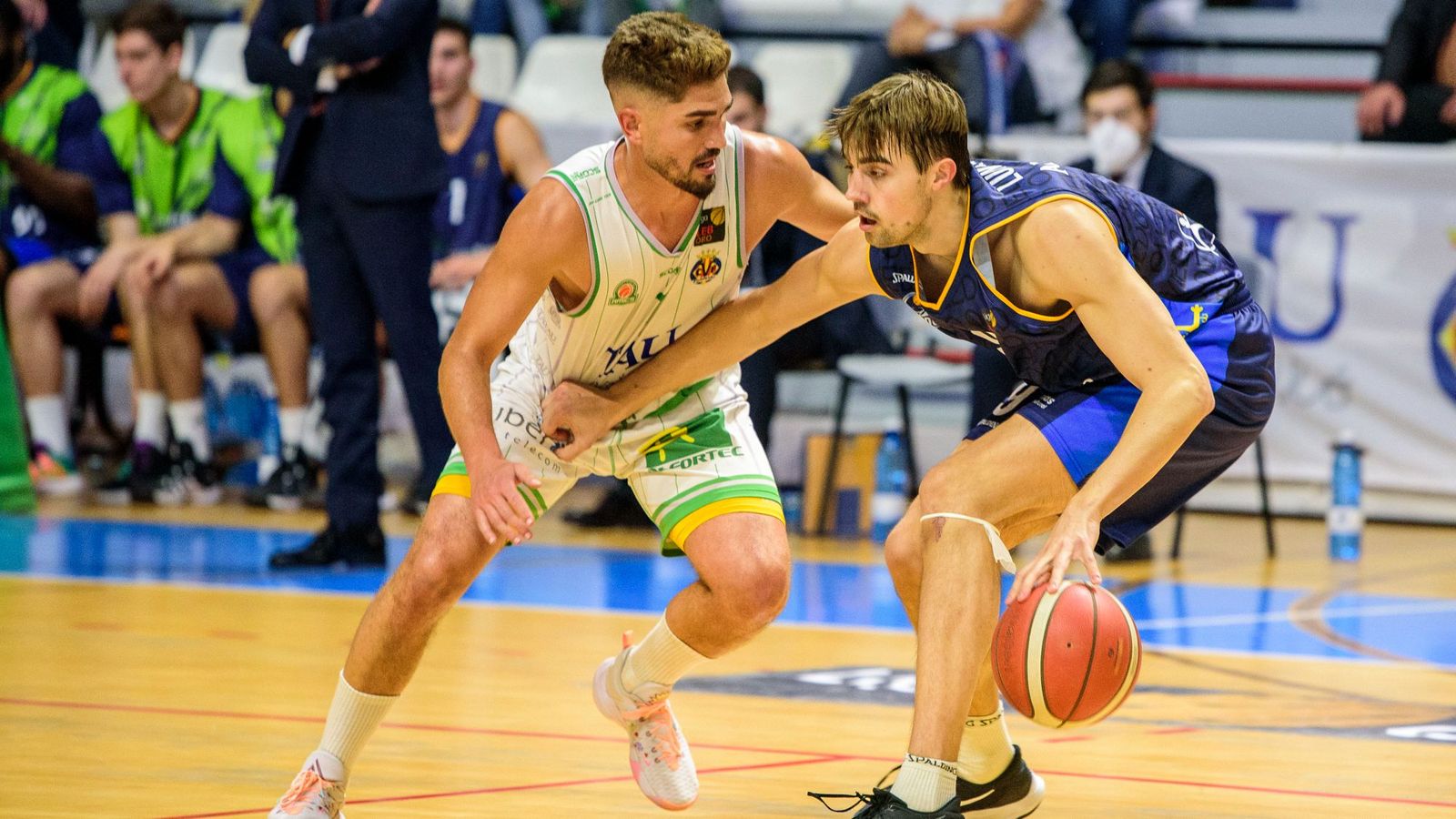 Óscar Alvarado, en una acció del partit contra l'Oviedo