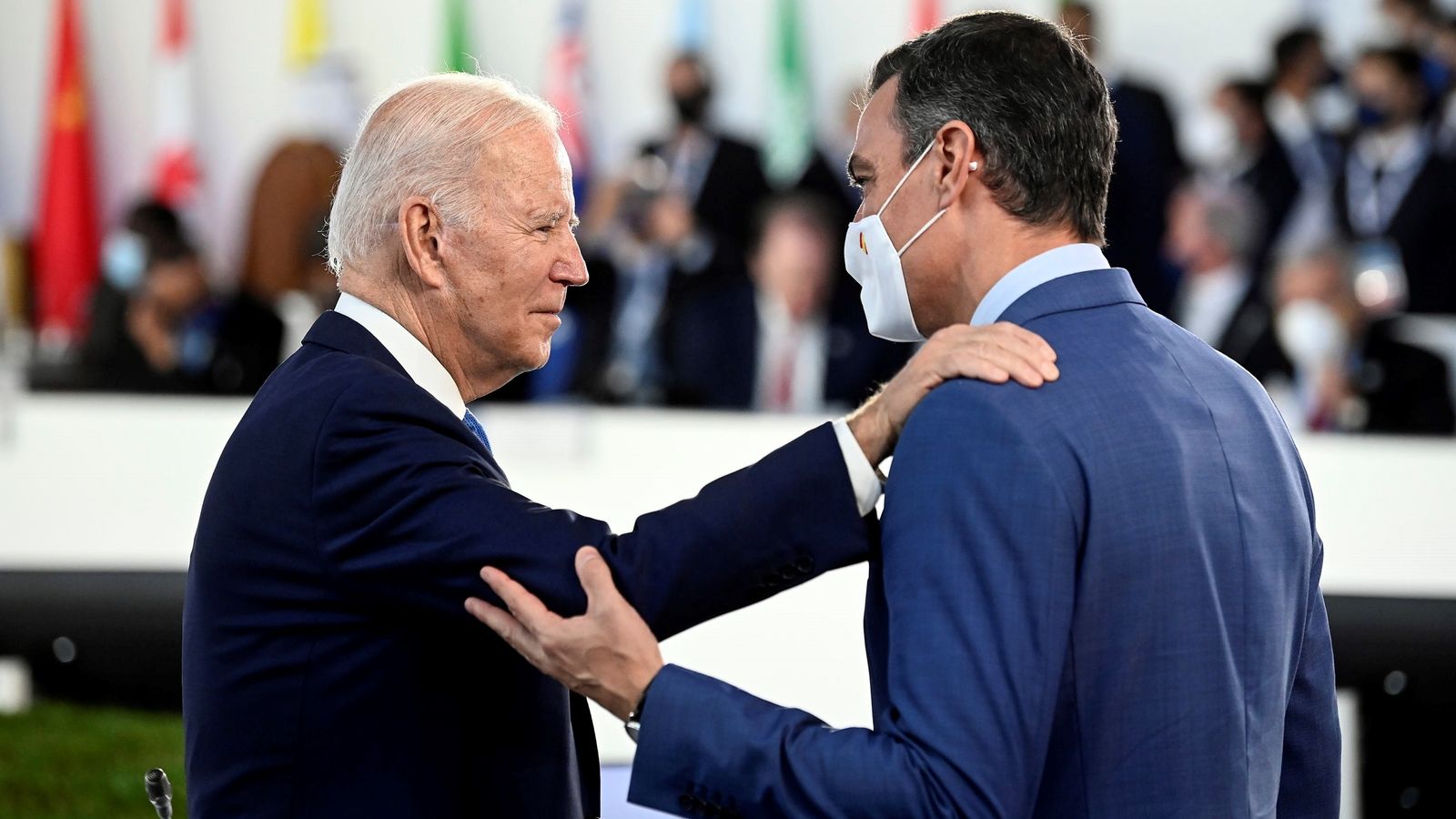 EL president del govern espanyol, Pedro Sánchez, saluda al president dels Estats Units, Joe Biden, durant la cimera del G20 a Roma