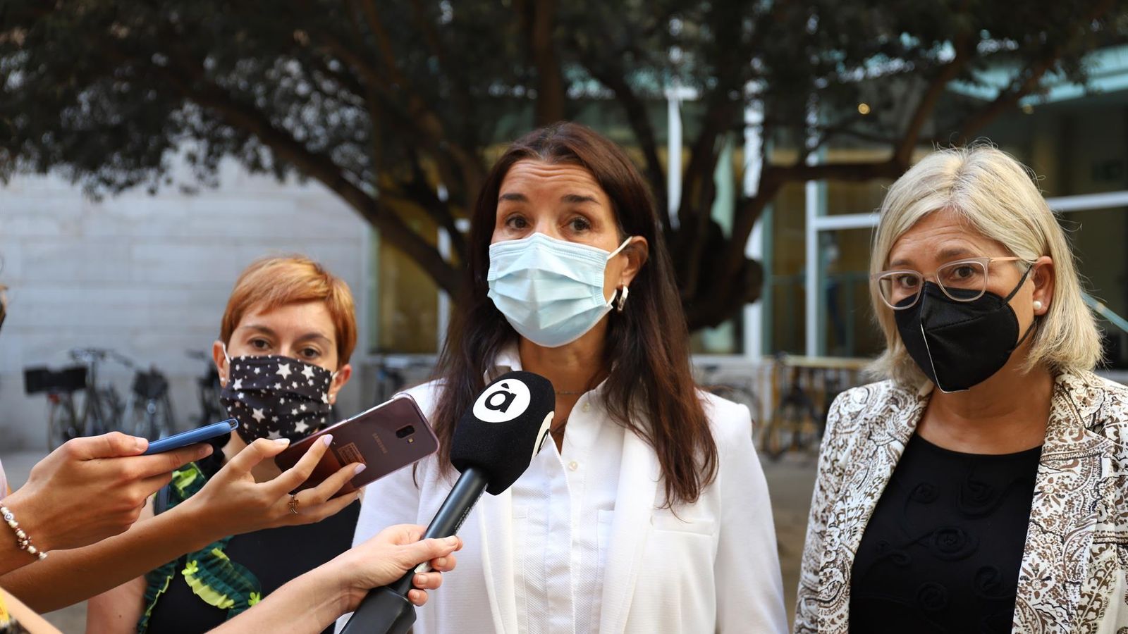 La síndica de Ciutadans, Ruth Merino, atén els periodistes en les Corts