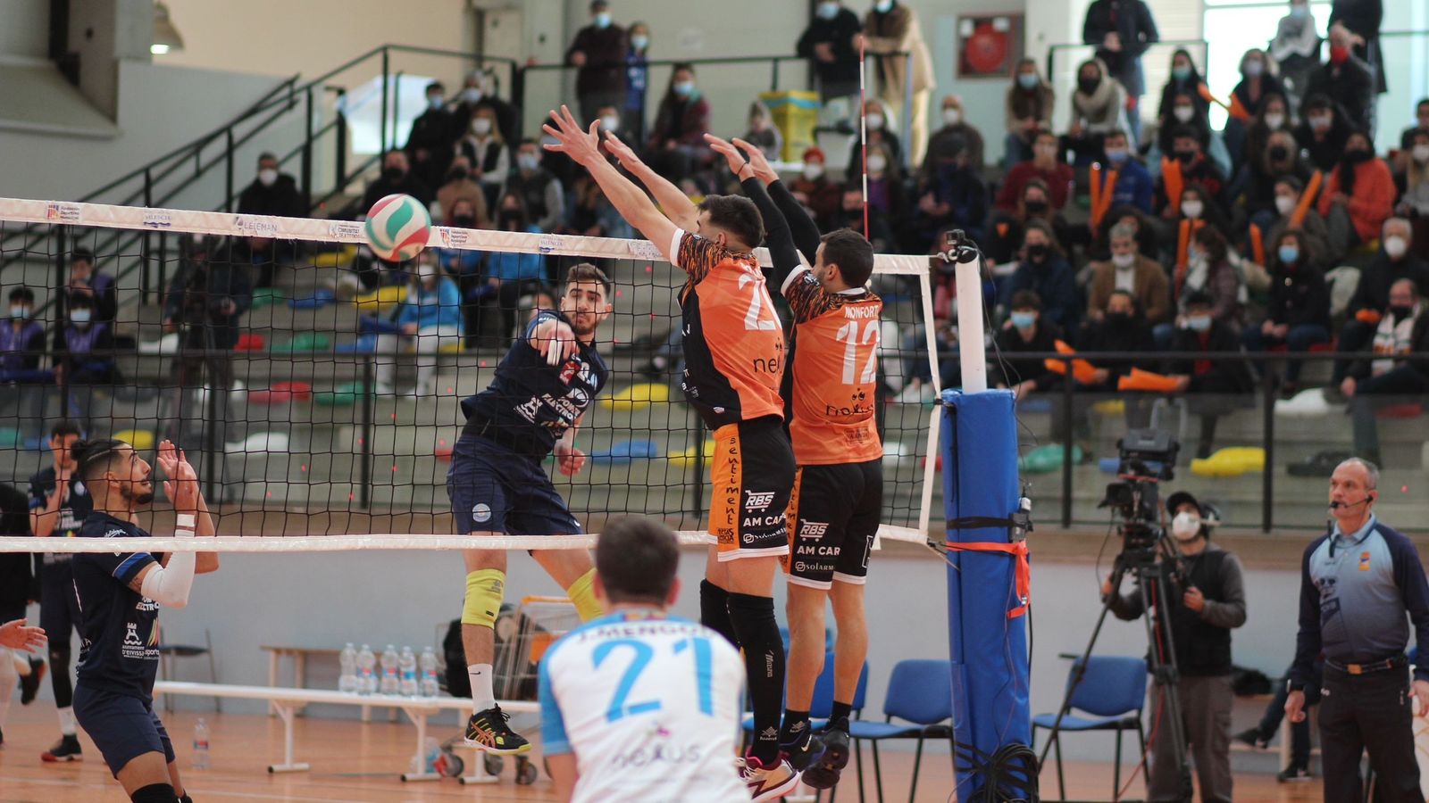 Dos jugadors de l'equip valencià tracten de bloquejar una pilota