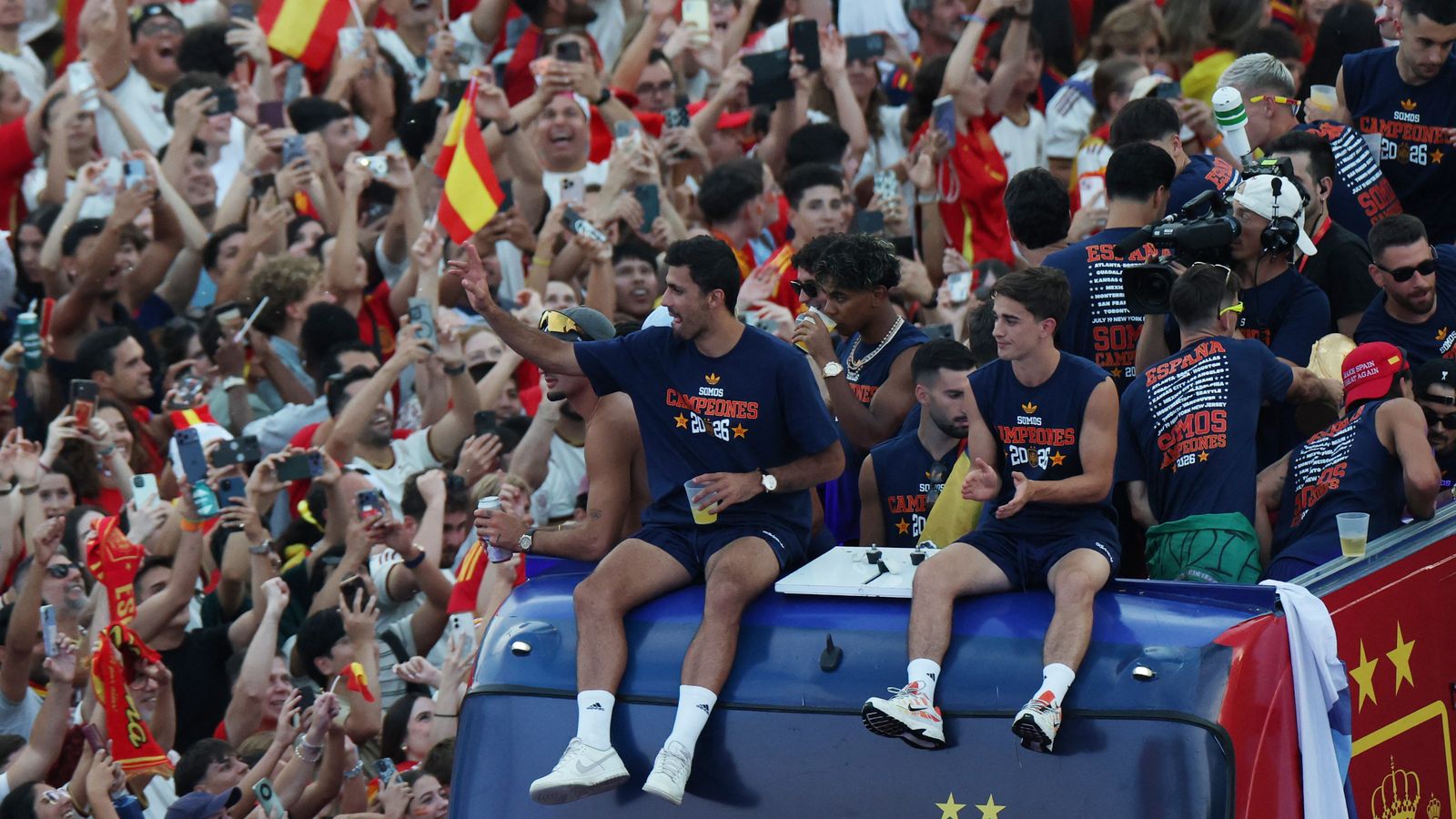 Els jugadors espanyols, aclamats per l'afició en els carrers de Madrid