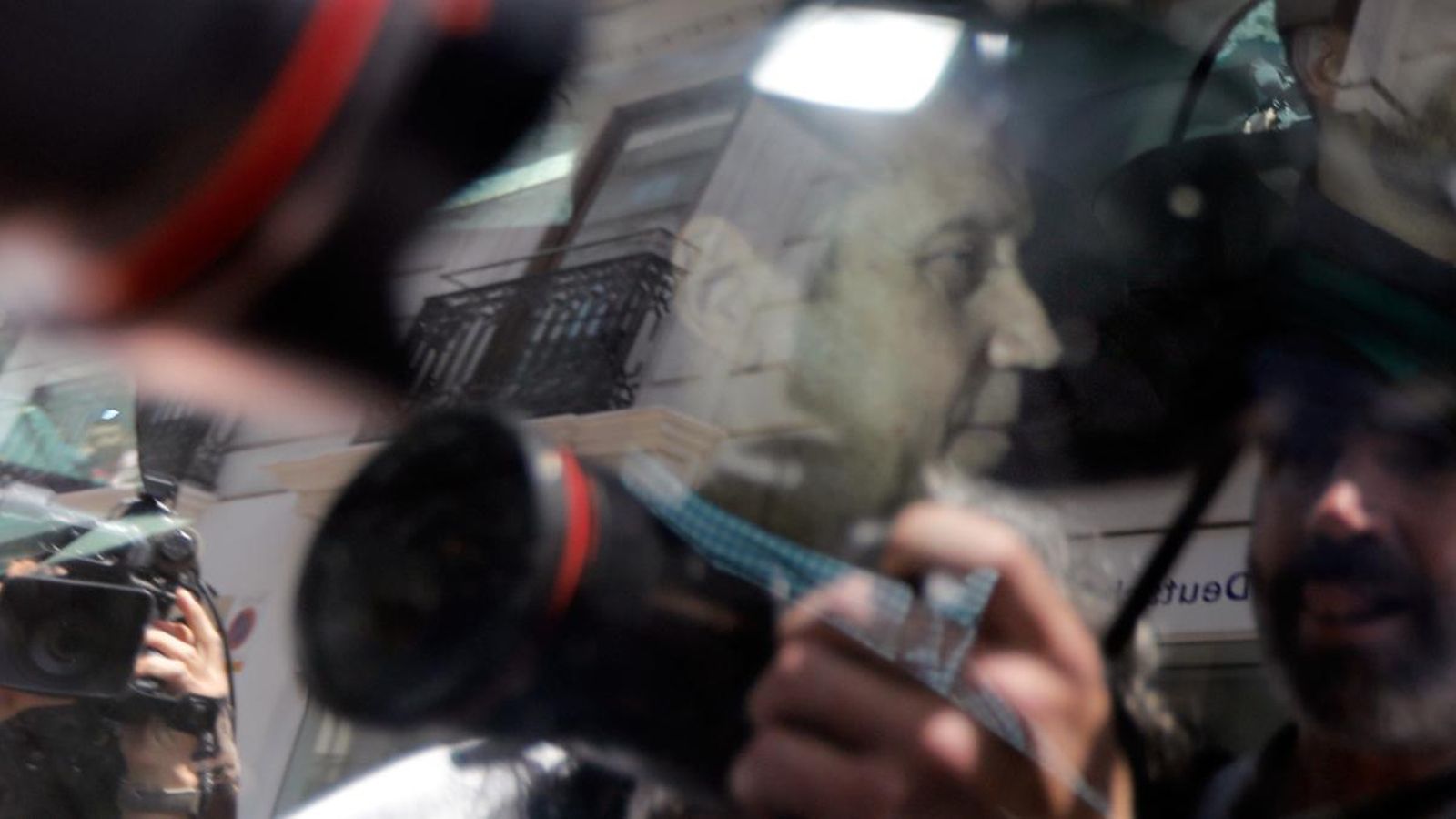 Eduardo Zaplana arriba a Benidorm acompanyat per agents de la Guàrdia Civil per a l'escorcoll del seu xalet