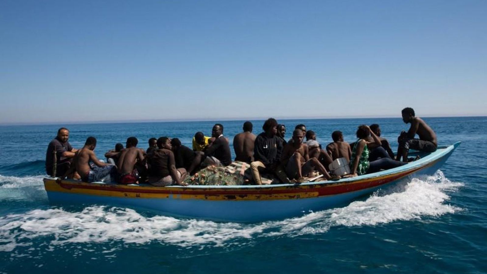 Imatge d'arxiu del rescat d'una pastera en aigües del Mediterrani