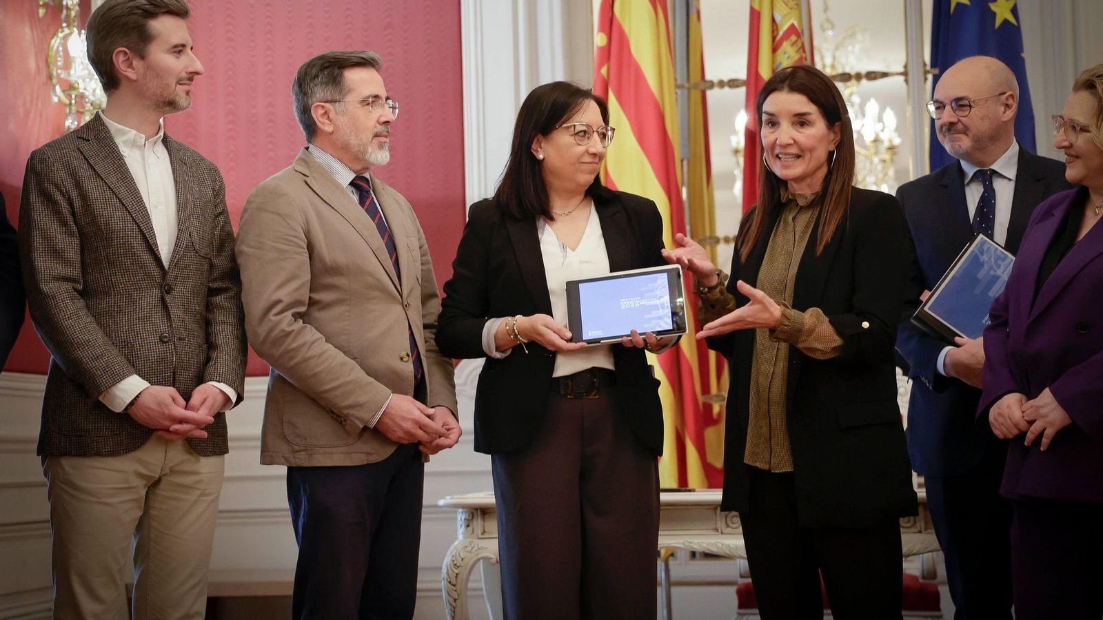 La consellera d'Hisenda, Ruth Merino, fa entrega del projecte de pressupostos de la Generalitat de 2025 a la presidenta de les Corts, Llanos Massó
