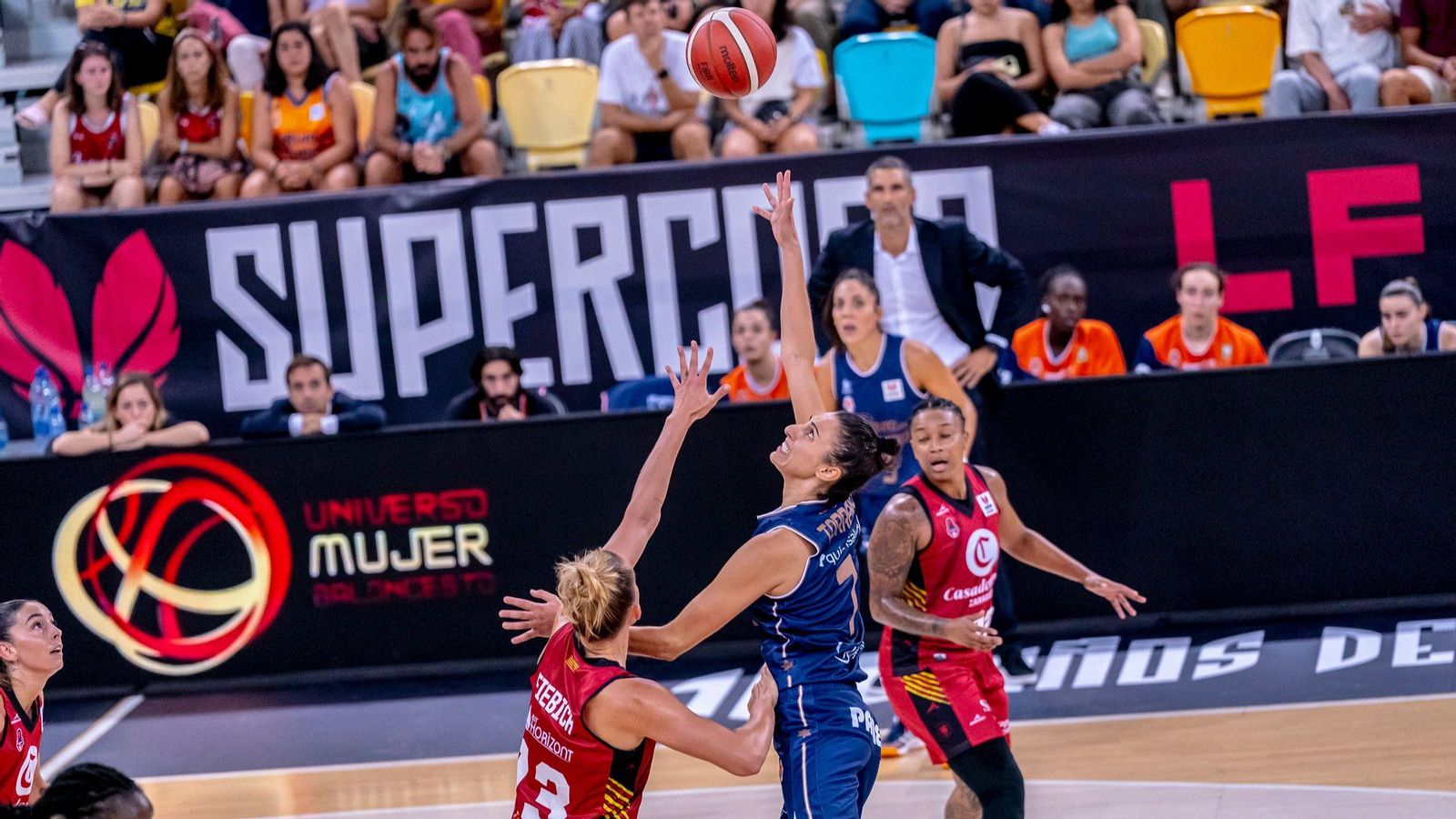 Alba Torrens, en una acció del partit