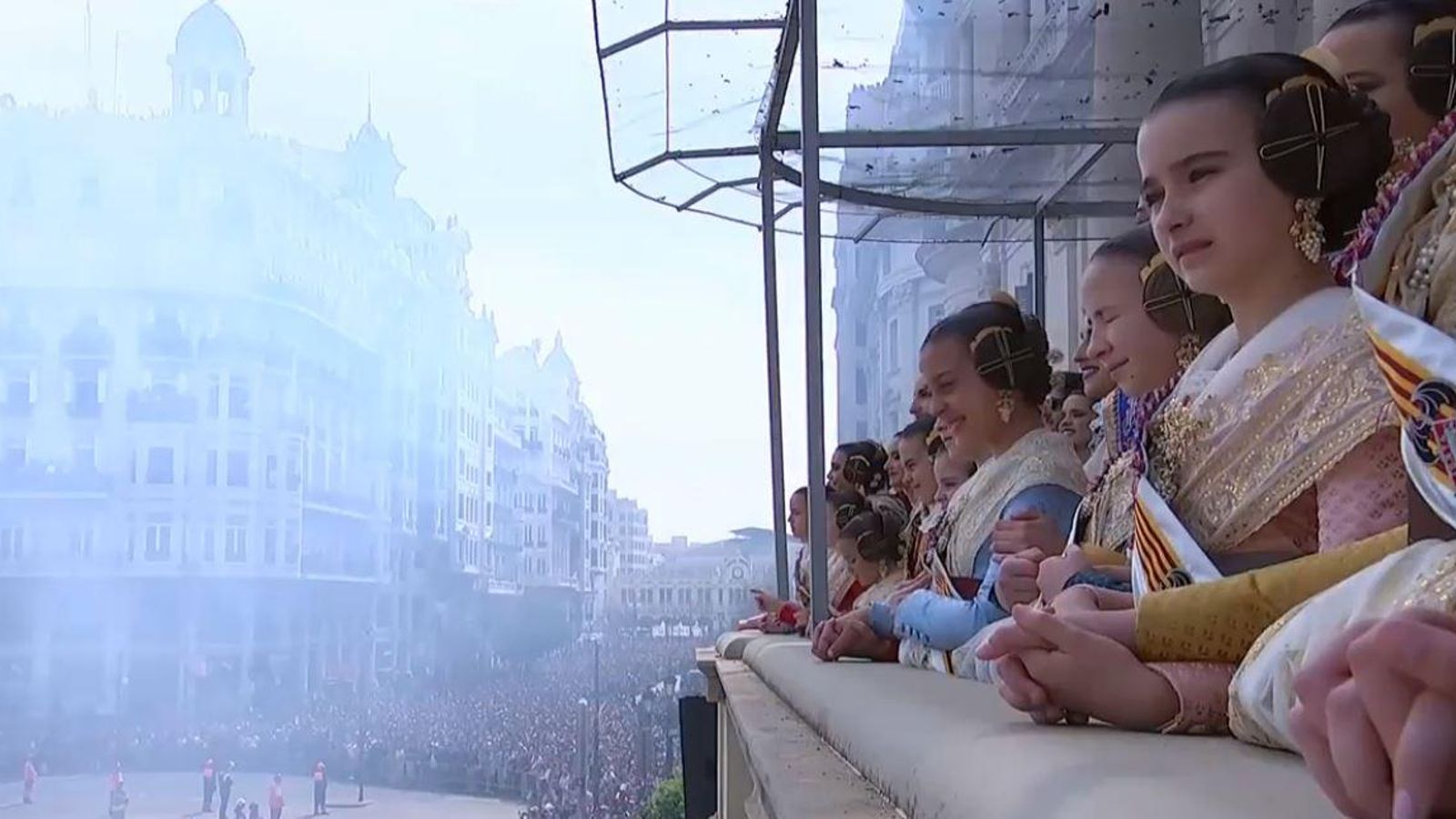 Un moment de la mascletà de 18 de març des del balcó de l'Ajuntament de València, a càrrec de Pirotecnia Valenciana