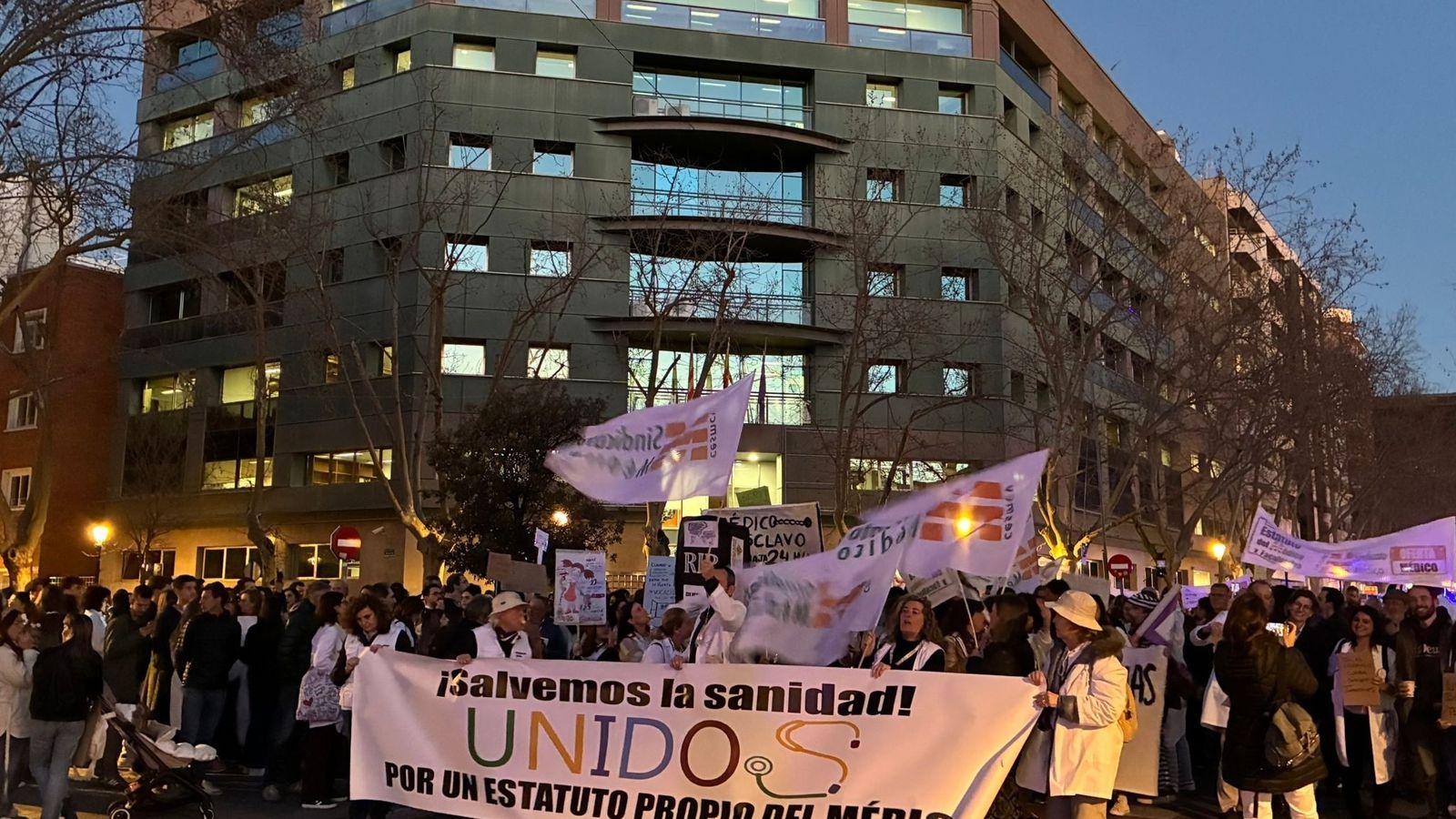 Metges valencians durant la concentració davant la Conselleria de Sanitat este dijous a la vesprada