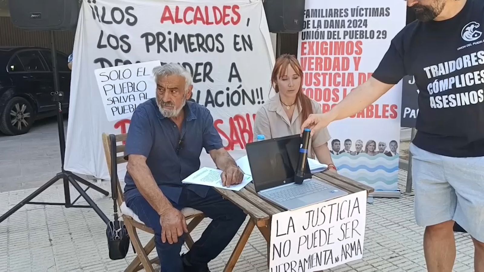 Imatge de la concentració de protesta davant de la porta del jutjat de la dana el divendres 29