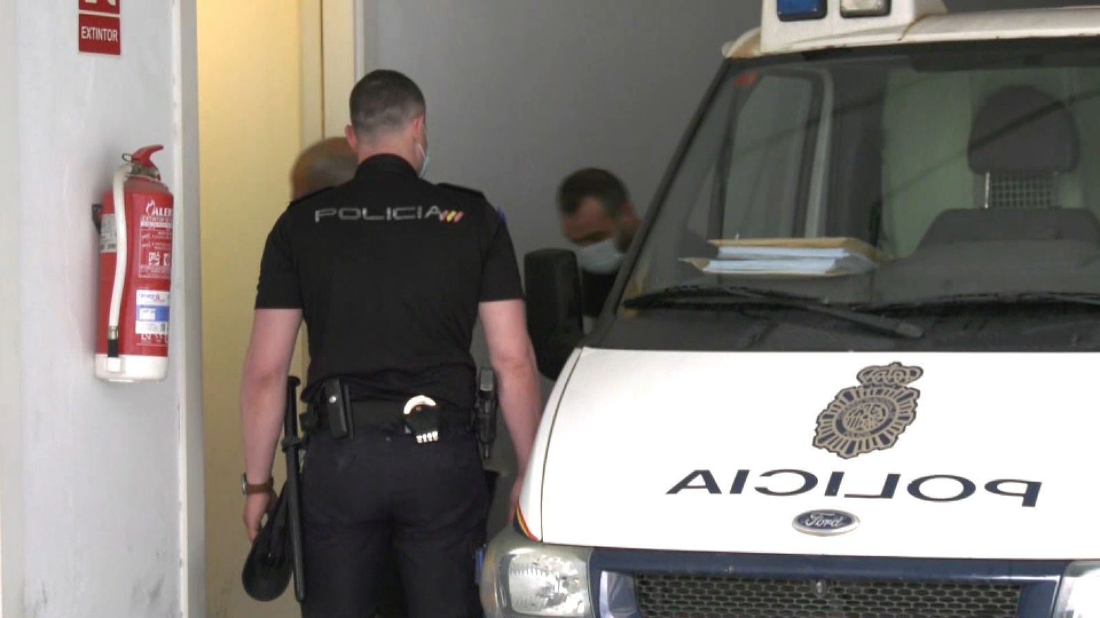 En imatge, el moment del pas a disposició judicial de l'home detingut per la mort del bebé de set mesos