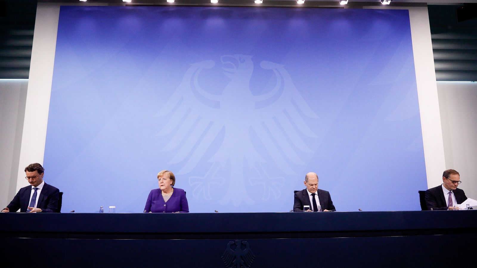 D’esquerra a dreta: l’alcalde de Berlín Michael Mueller, la canceller eixint Angela Merkel, l’actual ministre de Finances i principal candidat pel Partit Socialdemòcrata a les eleccions generals Olaf Scholz, i el primer ministre de Rhine-Westphalia del Nord Hendrik Wuest