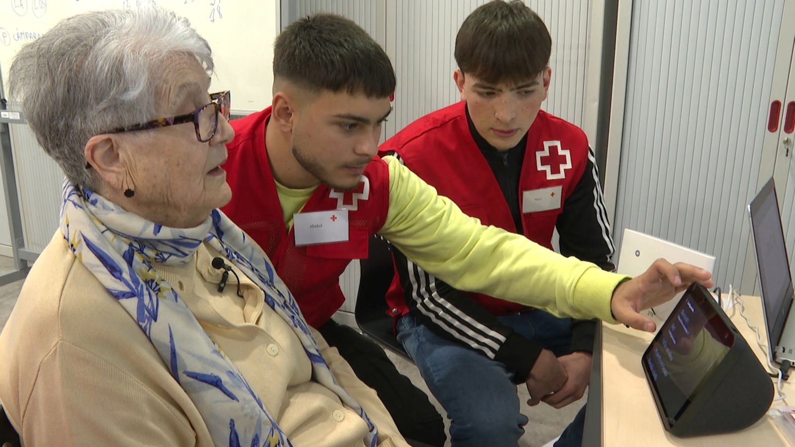 Estudiants d'un institut d'Aldaia ensenyen la gent gran a usar els assistents de veu
