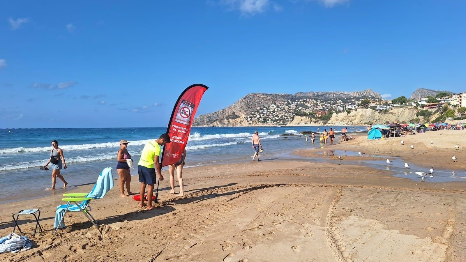 Torna a tancar al bany un tram de la platja de l'Arenal-Bol de Calp Tancada al bany la platja de l'Arenal-Bol de Calp