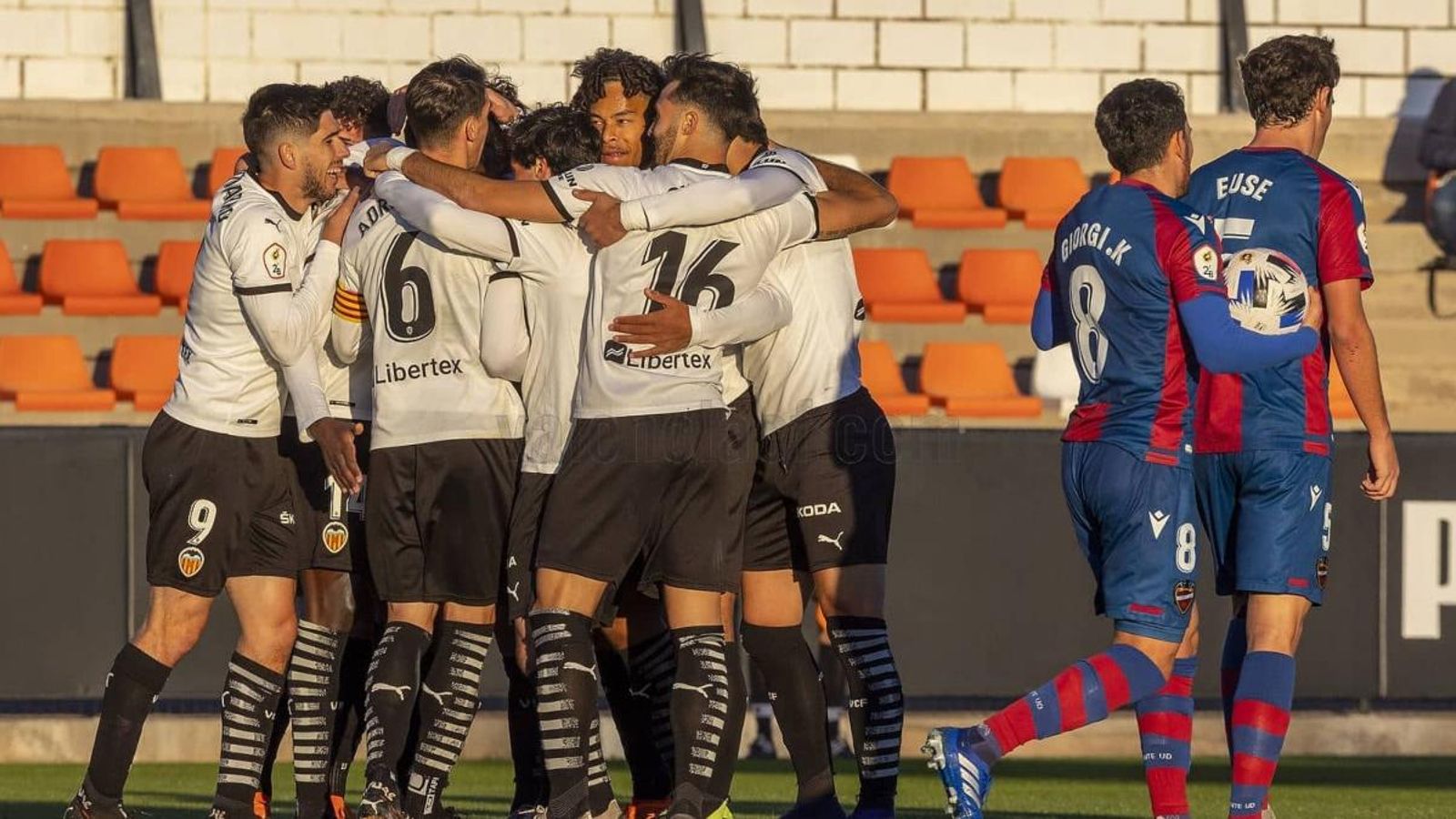El Mestalla aconsegueix la primera victòria golejant l'Atlètic Llevant
