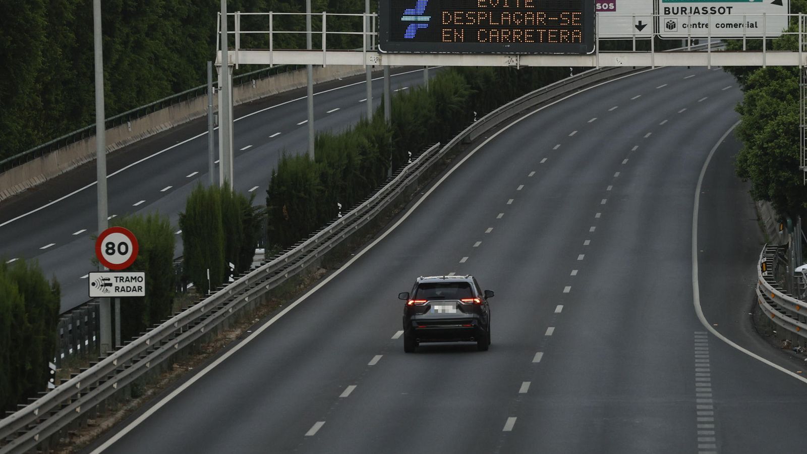 Un cotxe, per la CV-35 a l'altura per Burjassot, totalment deserta a causa de l'alerta roja.