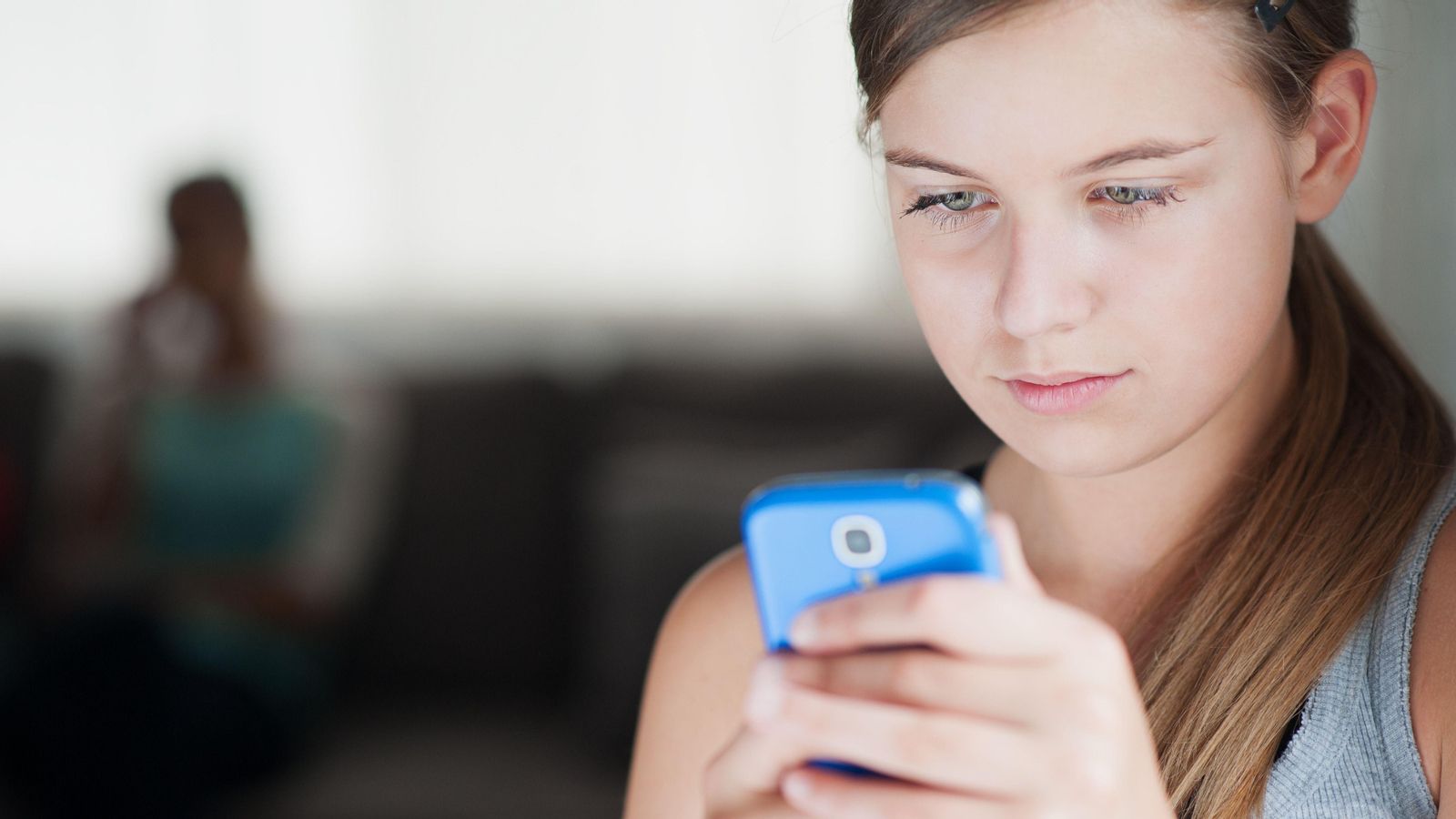 Els dispositius mòbils han afavorit que els menors consumisquen abans el cine pornogràfic