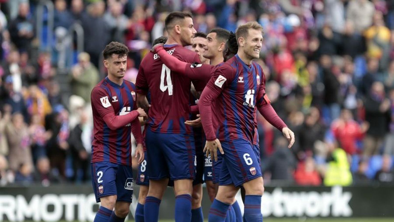 Els jugadors de l'Eldense celebren un dels gols