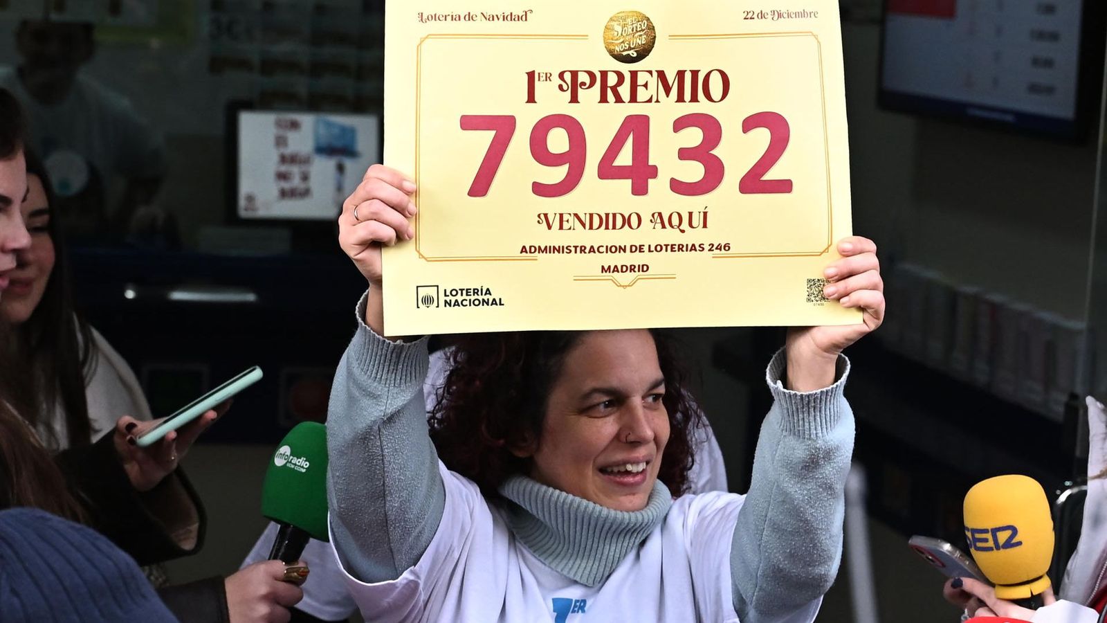 La propietària de l'administració de Madrid que ha repartit la grossa mostra orgullosa el cartell que ho anuncia