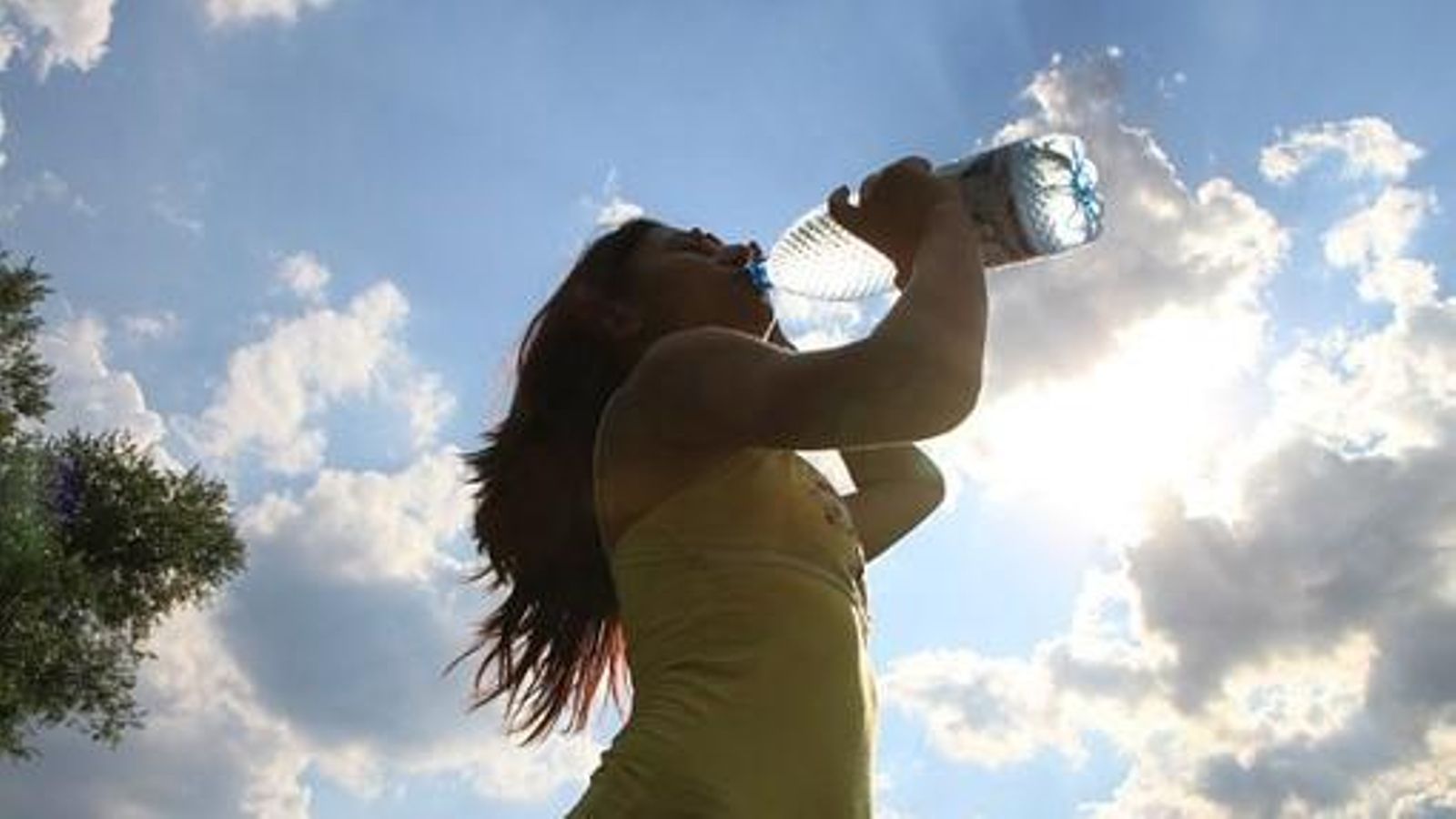 Una dona beu d'una botella d'aigua Una dona beu d'una botella d'aigua