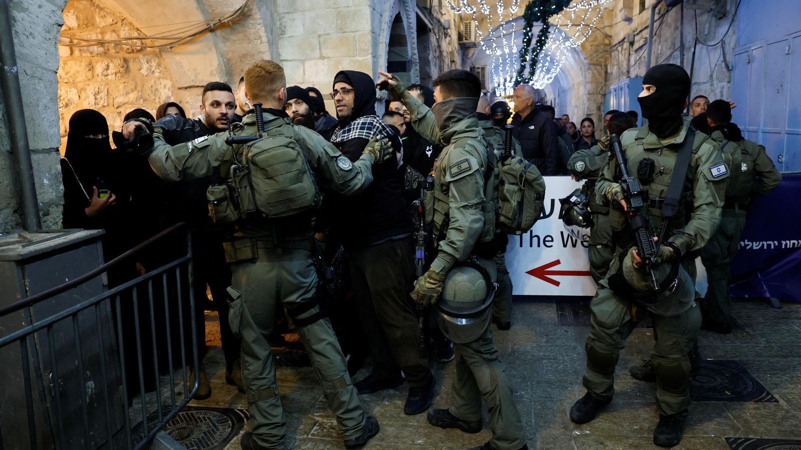 Agents israelians frenen l'entrada dels fidels en un dels accesos a la mesquita
