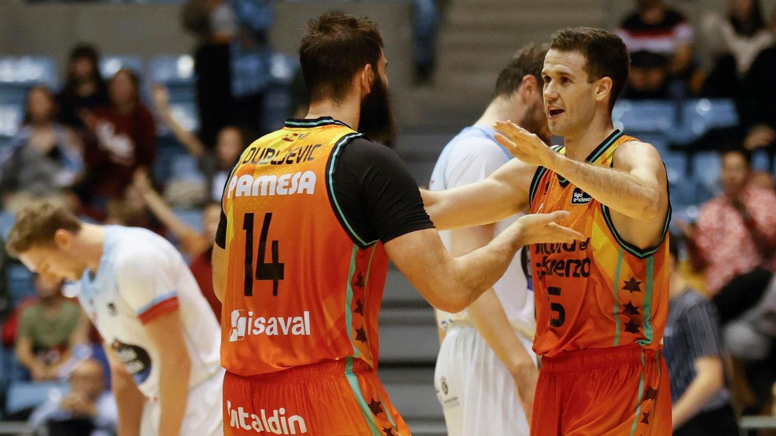 Bojan Dubljević i Xabi López-Arostegui celebren una acció