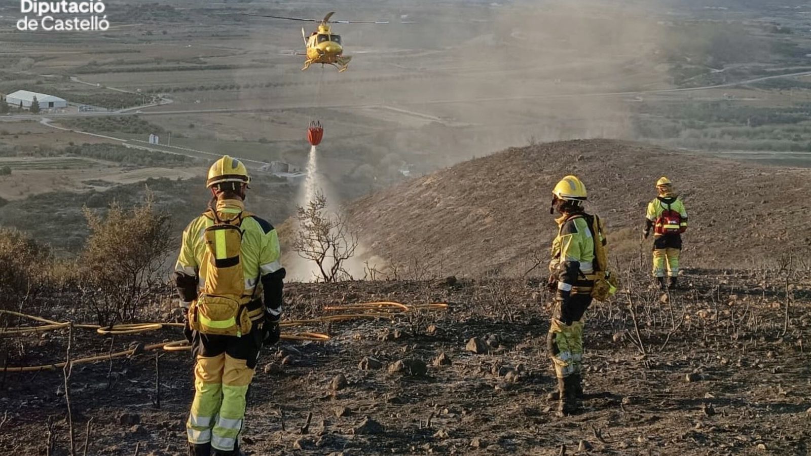 Equips de bombers treballen en l'extinció de l'incendi forestal a les Coves de Vinromà