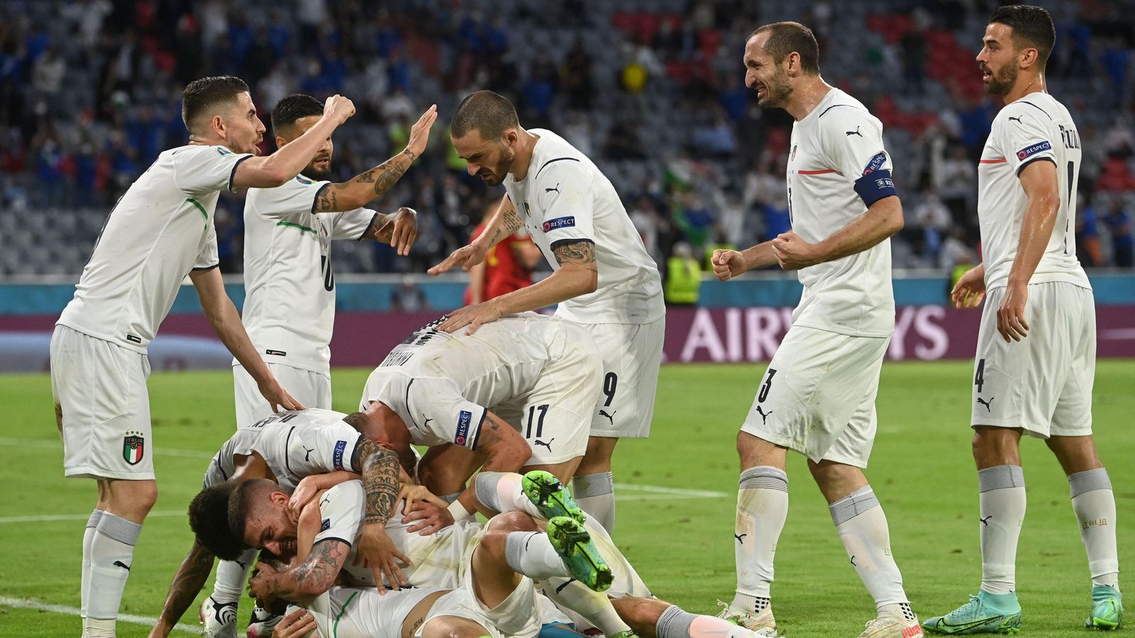 La selecció d'Itàlia celebra un gol contra Bèlgica