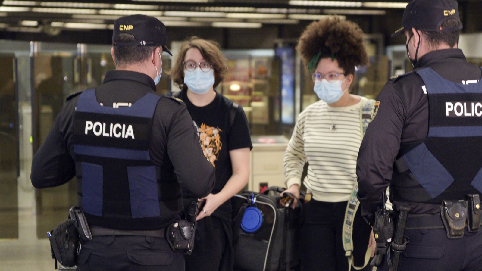 Dos policíes nacionals en un control perimetral al metro de València, en gener