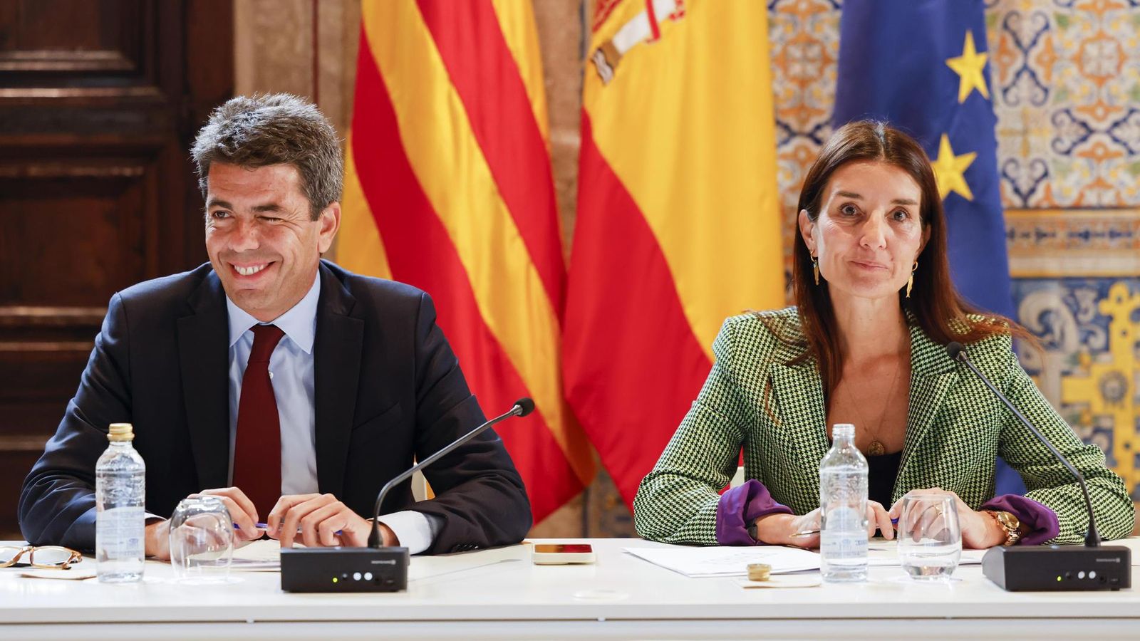 Mazón i la consellera d'Hisenda, Ruth Merino, en la taula general de negociació este dijous