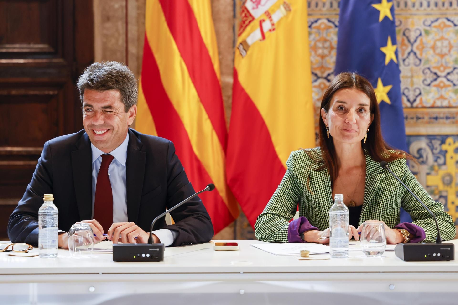 Mazón i la consellera d'Hisenda, Ruth Merino, en la taula general de negociació este dijous