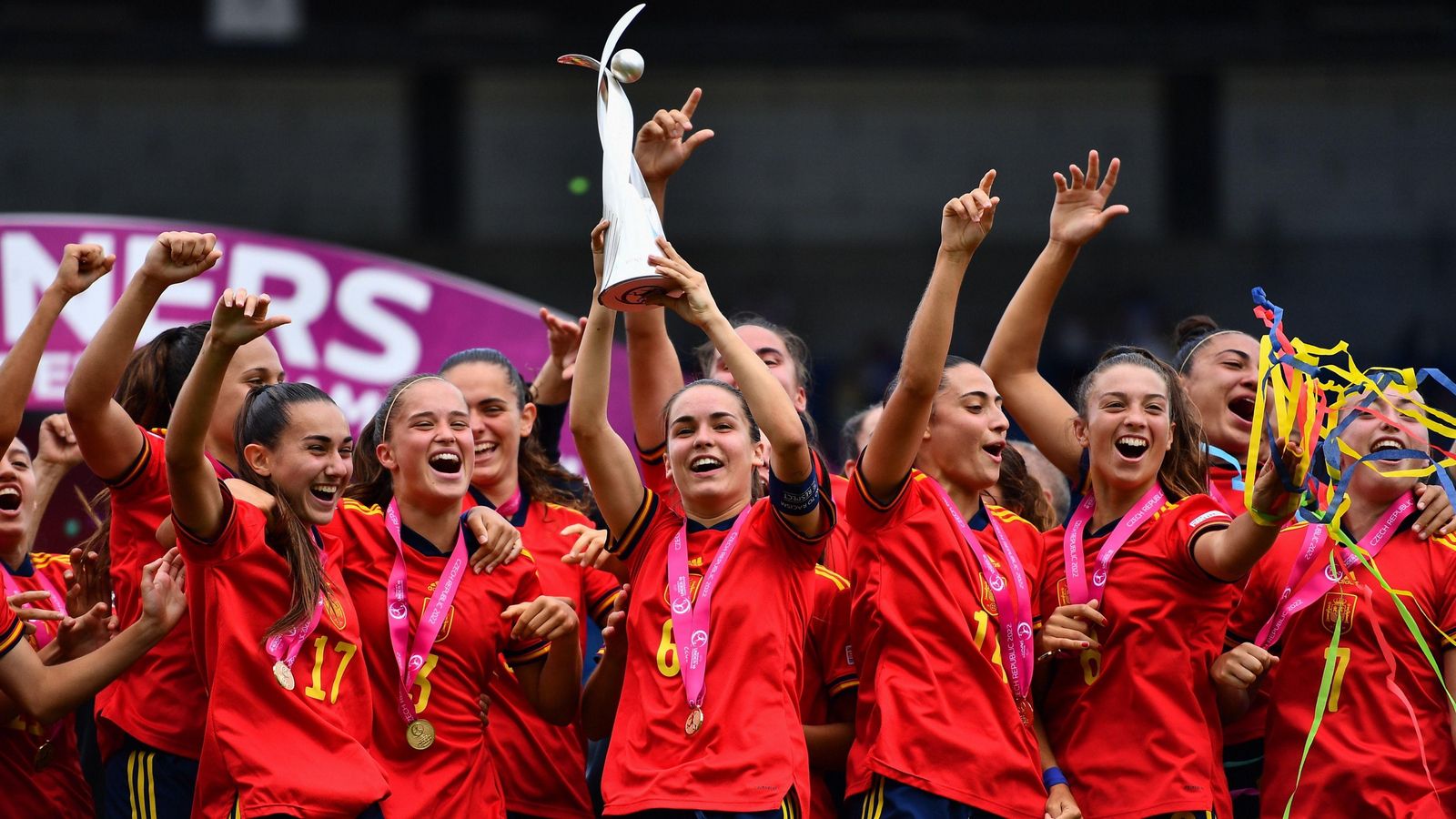 Les jugadores espanyoles, amb el trofeu de campiones