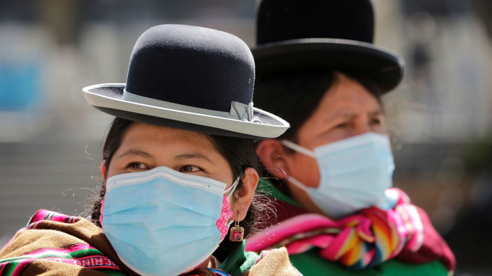 Dones aimares amb mascaretes a La Paz, Bolívia
