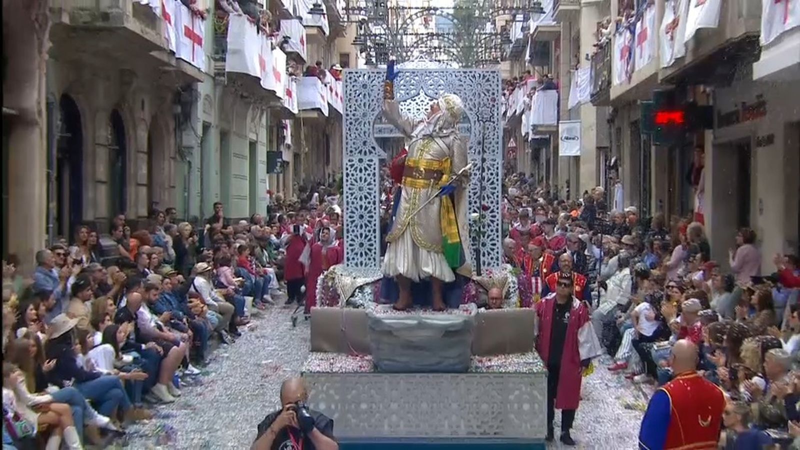 Entrada del capità moro en els Moros i Cristians d'Alcoi 2024