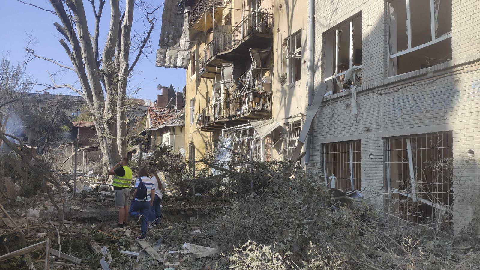 Danys a causa de diverses potents explosions en una zona cèntrica i densament poblada de Lviv