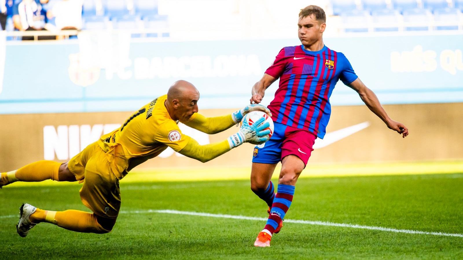 José Juan atrapa una pilota davant la pressió d'un jugador blaugrana