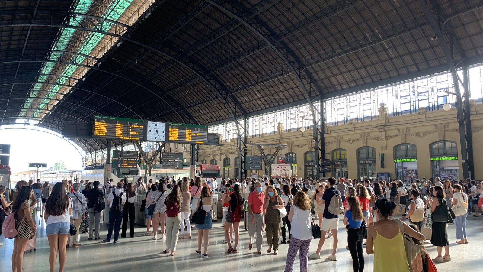 Molta gent esperant als trens de Rodalia de València després de l'avaria d'aquest dimecres Molta gent esperant als trens de Rodalia de València després de l'avaria d'aquest dimecres