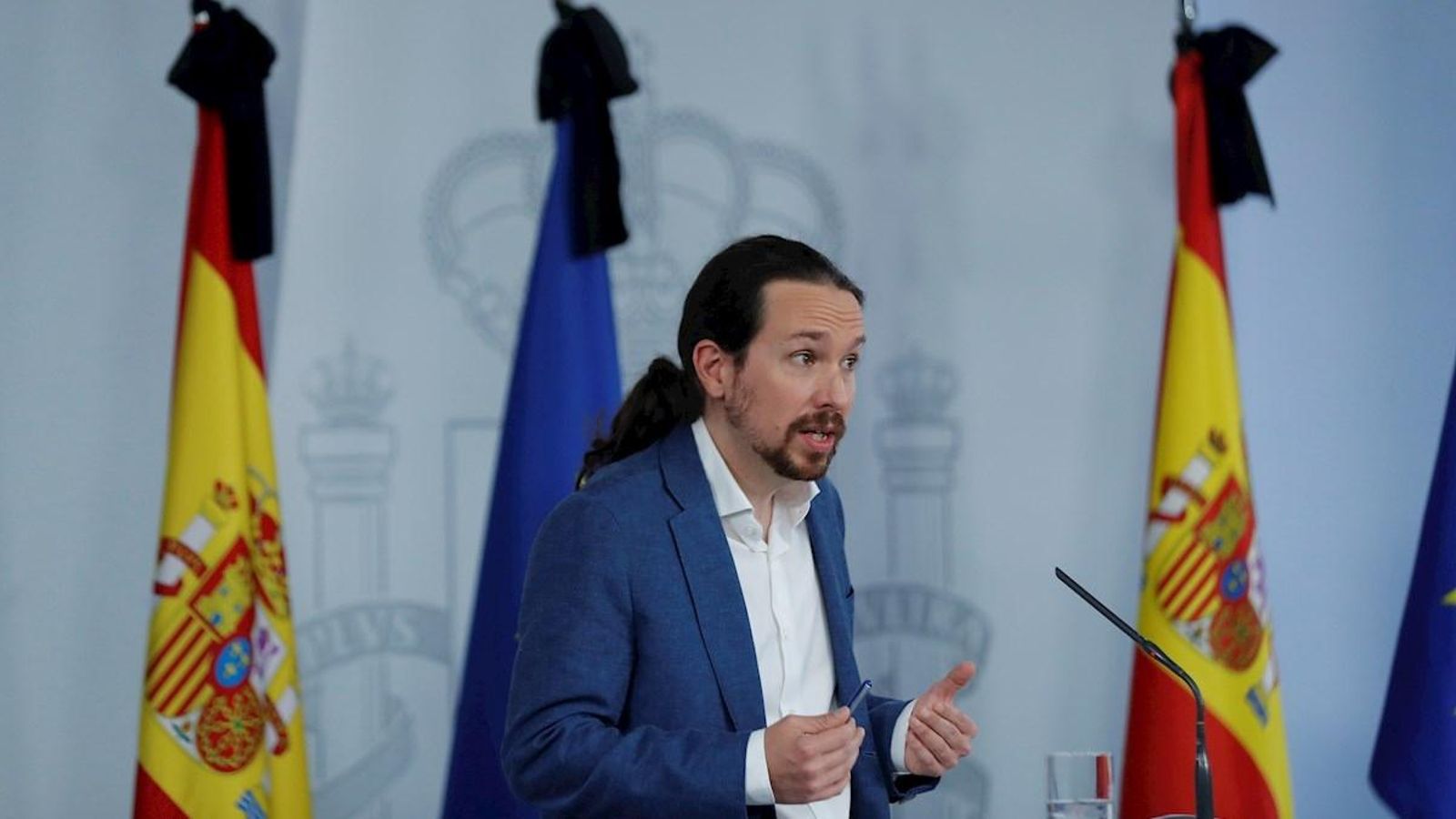 Gent fent cua en un banc d'aliments