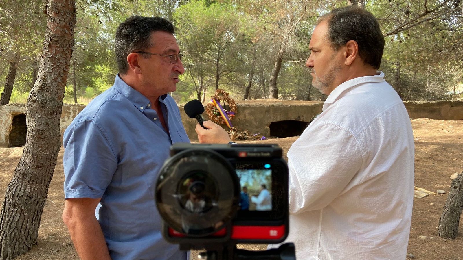 El director d'#ElMur, Carlos López Olano, fent una de les entrevistes del projecte periodístic emés per À Punt que ara opta als Ondas dels podcasts