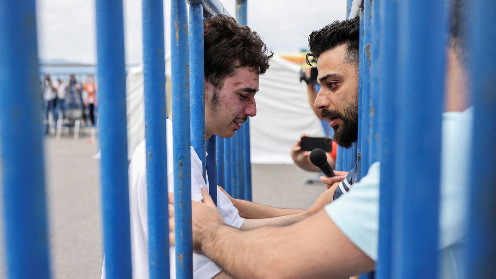 Mohammed, resident a Itàlia, consola el germà Fadi, un dels sirians que ha sobreviscut al naufragi