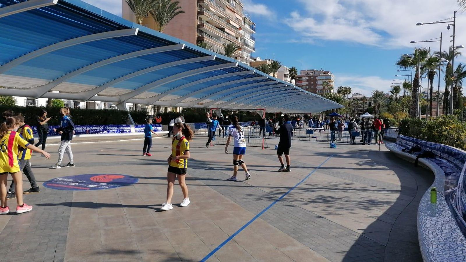 Xiquets i xiquetes, jugant a handbol a aTorrevella