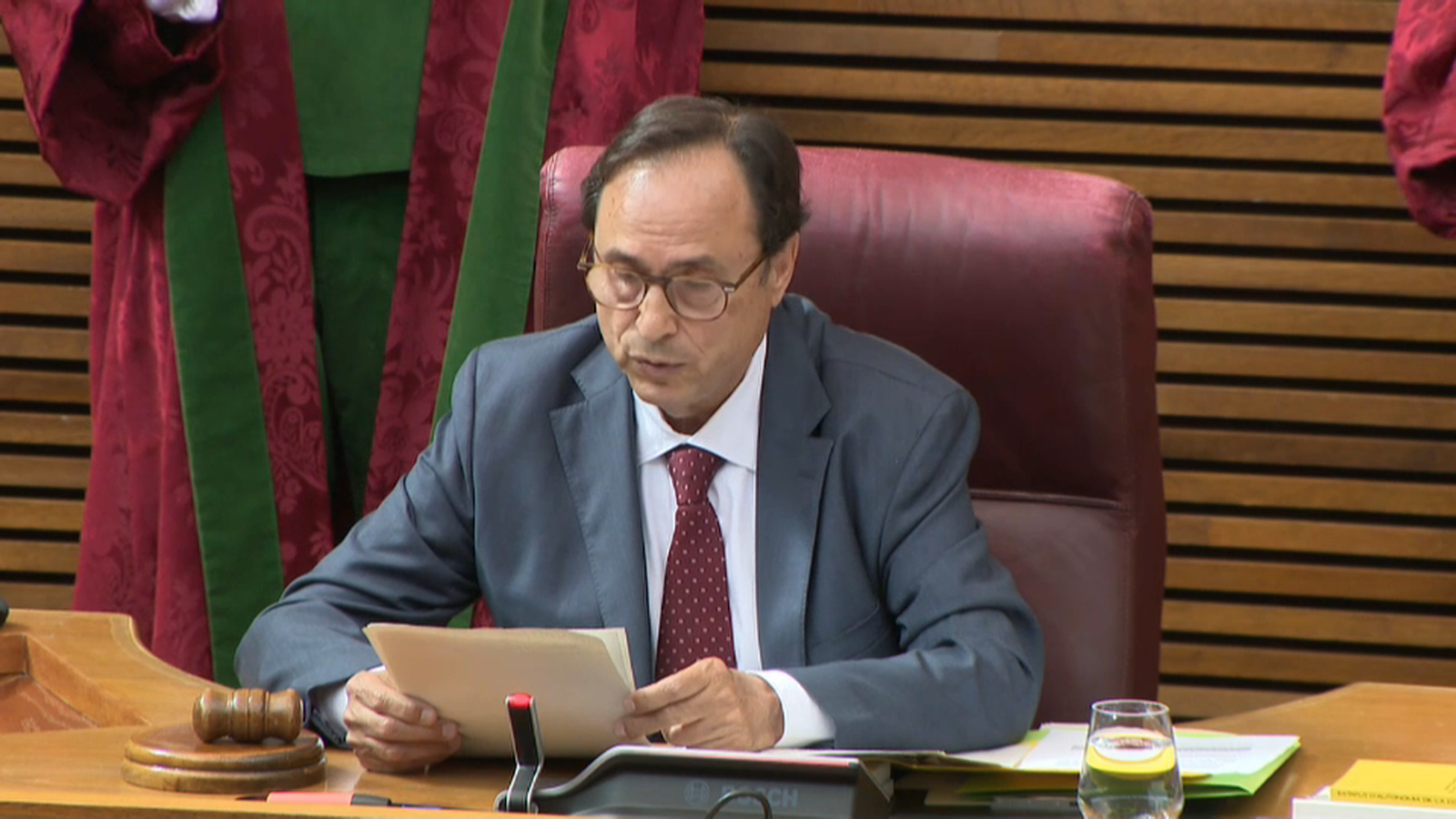 El president de la mesa d'edat, Vicent Soler, durant la intervenció a les Corts