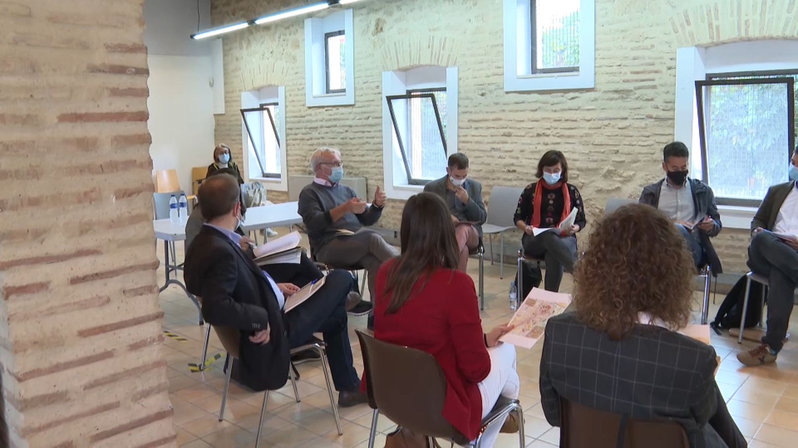 L'alcalde de València, Joan Ribó, i la resta de l'tquip de govern que particia en la mesa de diàleg amb el veïnat dels Orriols