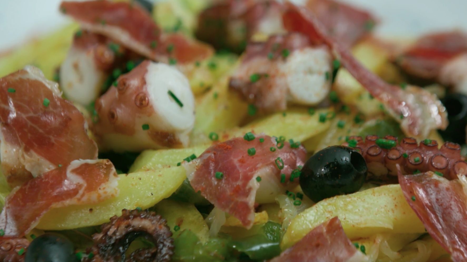 Fritada de polp amb pernil i olives negres Fritada de polp amb pernil i olives negres