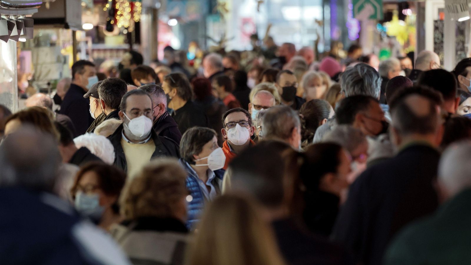Centenars de persones acudeixen al Mercat Central de València en la Nit de Nadal