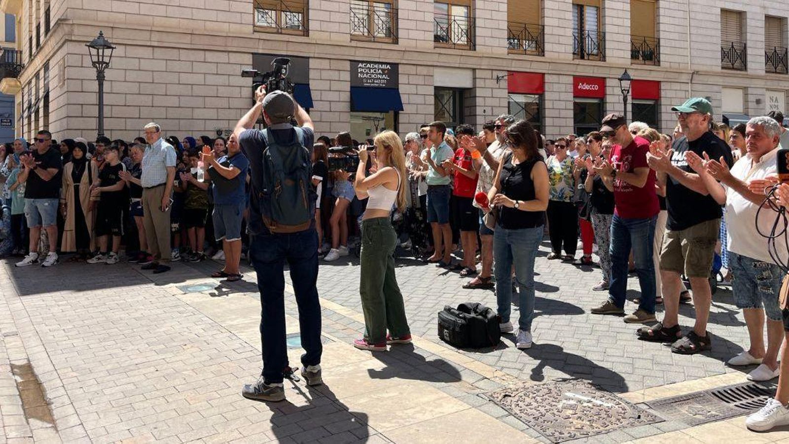 Part del públic assistent a la concentració convocada per l'Ajuntament d'Alzira en solidaritat amb la família del menor ofegat