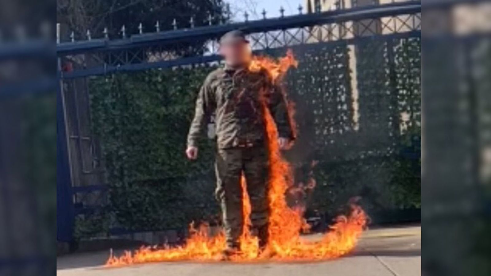 Captura del vídeo en què el soldat Aaron Bushnell es bota foc