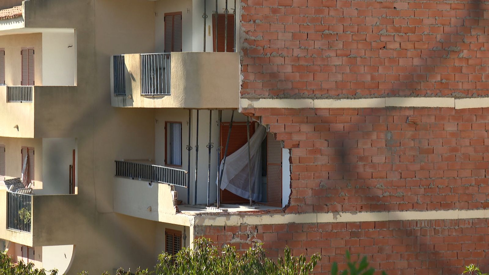 Desperfectes en la façana de l'edifici enfonsat de Peníscola